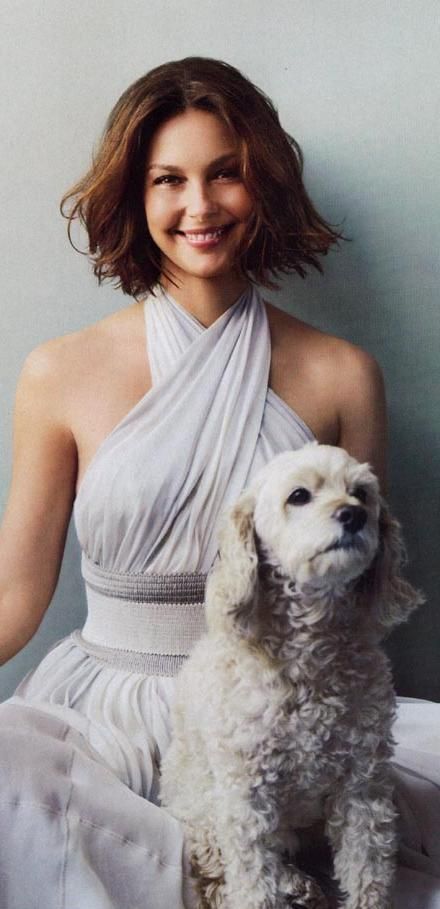 Ashley Judd Homemade Clothes, Stars D'hollywood, Celebrity Dogs, Ashley Judd, Pet People, Famous Faces, Girls Best Friend, So Beautiful, American Actress