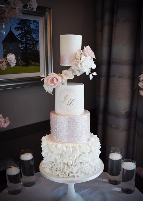 3 Tier Floating Wedding Cake, Floating Cake Wedding, Floating Wedding Cake Ideas, Floating Tier Wedding Cake, Grandmas Cake, Floating Wedding Cake, Cullen Wedding, Pink And White Wedding Cake, Princess Wedding Cakes