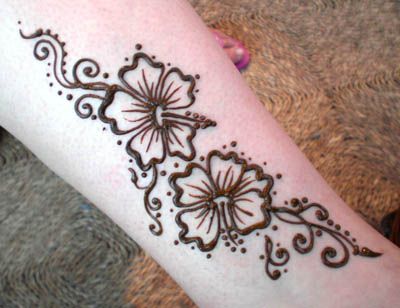 Henna Designs Hibiscus, Hibiscus Flower Henna Design, Hibiscus Henna Designs, Hibiscus Flower Henna, Henna Hibiscus, Hibiscus Henna, Small Henna Tattoos, Henna Tattoo Design, Small Henna Designs