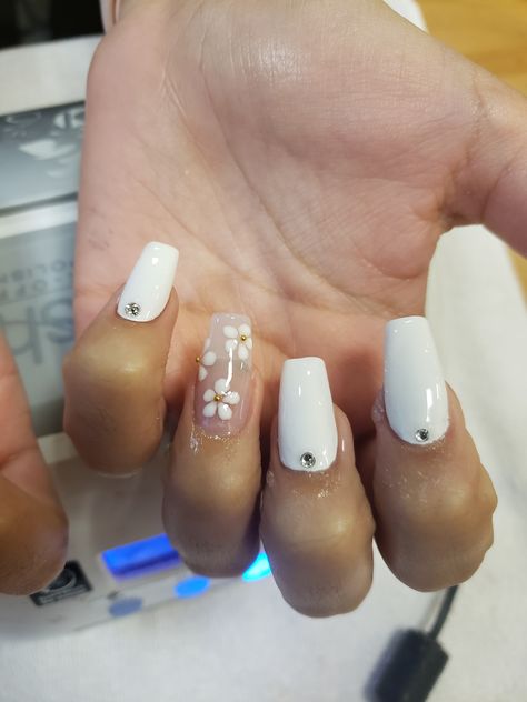 Small white flower for accent nail idea! #flower, #whiteflower, #flowernail, #flowernailart, #whiteflowernail, #whitenail, #smallflower, #nailart, #smallflowernail, #cutenail White Nails With Flower Accent Nail, White Nails With Rhinestones Short, White And Blue Flower Nails, Communion Nails, Small Flower Nails, White Flower Nail Design, Diane Sanchez, White Nails With Flowers, Flower Accent Nail