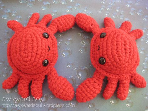 Crab Amigurumi pattner by AwkwardSoul (5) Amigurumi Fish, Crocheted Animals, Crochet Unique, Confection Au Crochet, Toys Crochet, Crochet Animals Free Patterns, Crochet Amigurumi Free, Cute Cute, Crochet Animal Patterns