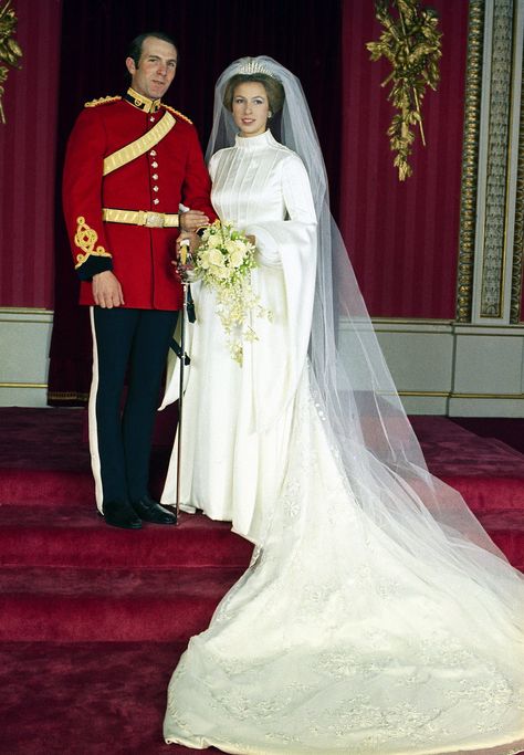 The wedding of the Queen’s only daughter, Princess Anne, took place Nov. 14, 1973 at Westminster Abbey. Princess Anne, 23, married Mark Phillips, a lieutenant in the Army. Princess Anne Wedding Dress, Princess Anne Wedding, Sarah Chatto, Princesa Anne, Mark Phillips, Princesa Margaret, The Young Victoria, Royal Wedding Gowns, Princesa Real