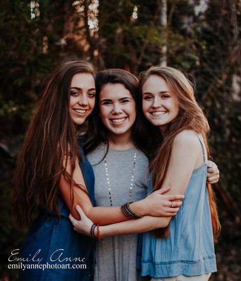 Trio Portrait Photography, 3 Sister Photoshoot Poses Photo Ideas, 3 Sisters Picture Ideas, 3 Friend Poses Photography, Posing Sisters Photo Shoots, Photography Poses For 3 Friends, 3 Best Friends Photos, Girlfriend Group Photos, 3 Girls Posing Ideas