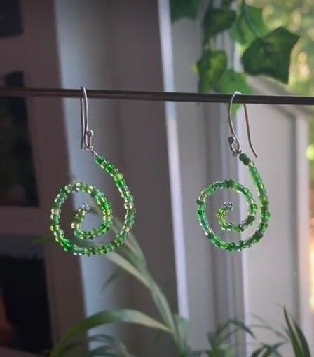 Dangly Seed Bead Earrings, Wire Earrings Diy, Diy Bead Earrings, Diy Jewelry Ideas, Indie Jewelry, Diy Jewelry Unique, Handmade Jewelry Tutorials, Diy Wire Jewelry, Dope Jewelry