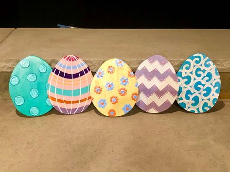 Wood Eggs Painted, Painting Wooden Easter Eggs, Painted Wood Easter Eggs, Painted Wooden Easter Eggs, Wooden Easter Eggs Diy Wood Crafts, Wood Easter Eggs, Easter Wood Crafts, Easter Door Hanger, Easter Table Settings