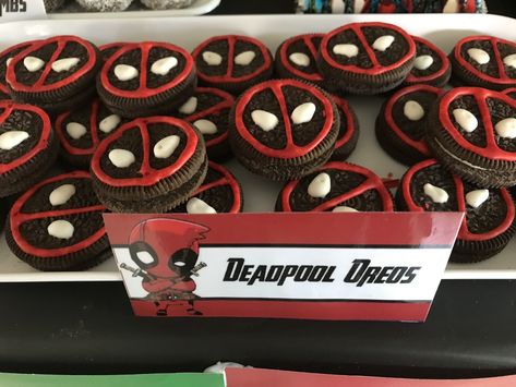 Deadpool oreos. Easy party food Deadpool Party Favors, Deadpool Themed Birthday Party, Deadpool And Wolverine Party Ideas, Deadpool Theme Birthday Party, Deadpool Wolverine Birthday Party Ideas, Deadpool Party Decorations, Deadpool And Wolverine Party, Deadpool And Wolverine Birthday Party, Deadpool Party Ideas