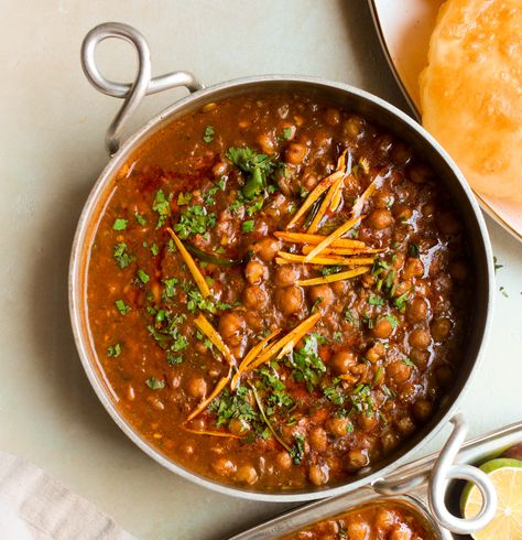 This Punjabi Chole Recipe is a favorite chickpea curry recipe, which is smoky, spicy, aromatic and zingy! It is absolutely delicious. Jnv Life, Punjabi Chole Recipe, Punjabi Chole, Chole Recipe, Chole Bhature, Chole Masala, What Should I Eat, Chickpea Curry Recipe, Tomato Curry