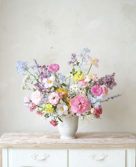 Pastel Rainbow Flowers, Tea Party Flower Arrangements, Whimsical Flower Arrangements, Garden Style Bouquet, Spring Flower Bouquet, Bachelorette Ideas, Rainbow Wedding, Hand Bouquet, Flower Inspiration