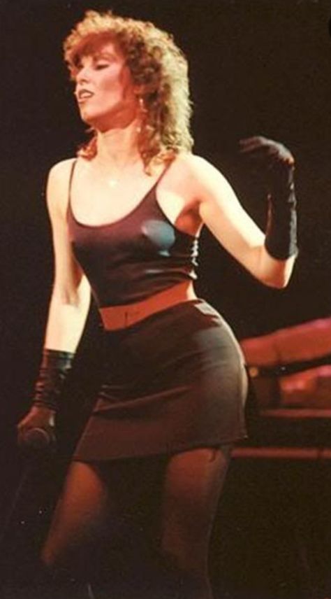 Pat Benatar Pat Benatar, Women Of Rock, Female Musicians, Style Rock, Women In Music, Celine Dion, Music Legends, Famous Women, Dolly Parton