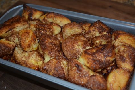 My family LOVES when I make Monkey Bread!! When they come down the stairs and realize what is baking in the oven, they all get so excited! I decided a few days ago, to make this easier version, and sure enough, it was a hit! The kids even asked for seconds! Since I used Pilsbury … Cinnamon Pull Apart Loaf, Cinnamon Sugar Pull Apart Bread, Biscuit Monkey Bread, Pull Apart Loaf, Cinnamon Pull Apart Bread, Bubble Bread, The Cookin Chicks, Cinnamon Roll Monkey Bread, Loaf Recipes