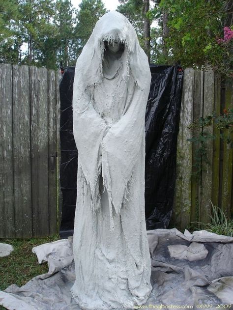 40+ Funny & Scary Halloween Ghost Decorations Ideas Homemade Outdoor Halloween Decorations, Halloween Yard Decorations Diy, Easy Outdoor Halloween Decorations, Dekorasi Halloween, Halloween Diy Outdoor, Hallowen Ideas, Halloween Ghost Decorations, Creepy Halloween Decorations, Halloween Decorations Diy Outdoor