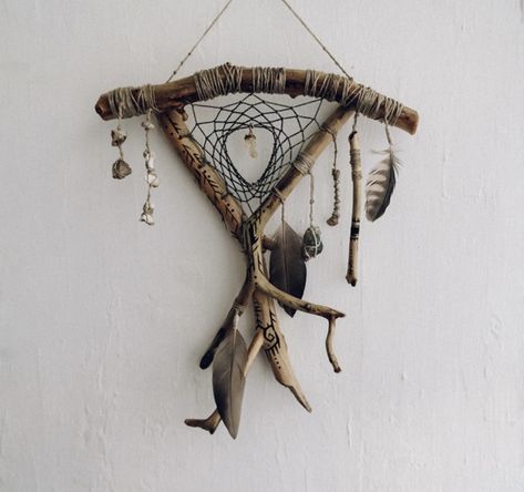 Triangle Dream Catcher, Dream Catcher Tutorial, Twig Art, Moon Crafts, Witch Gift, Dream Catcher Diy, Treasure Maps, Driftwood Art, Nature Crafts