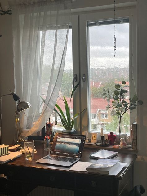 Studying While Raining Aesthetic, Rainy Study Day, Studying By The Window, Rainy College Aesthetic, Rainy Study Aesthetic, Rainy Day Study Aesthetic, Pov Studying, Spring Study Aesthetic, Studying Romanticized