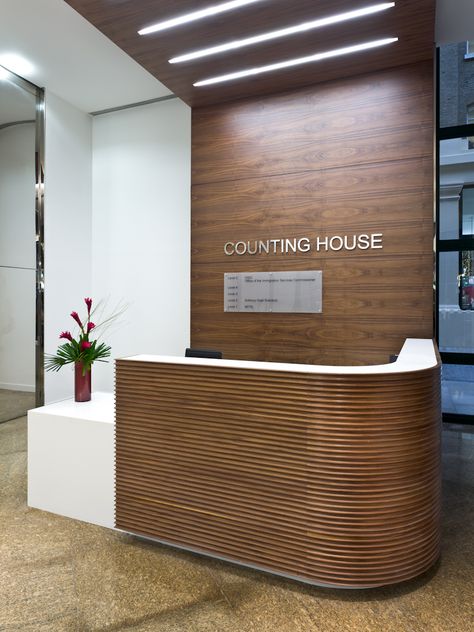 Cash Counter Back Wall Designs, Brown Reception Desk, Cash Counter Design Modern, Cash Counter Design, Modern Reception Desk Design, Joinery Projects, Cash Counter, Modern Reception Desk, Reception Desk Design