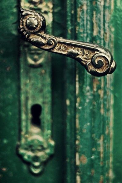 This example of depth of field photography adds balance and characteristic with a chipped green door as the blurry scenery behind the antique door handle Door Knobs And Knockers, Slytherin Aesthetic, Ruby Wedding, Green Door, Antique Door, Old Door, Old Doors, Vintage Door, Beautiful Doors