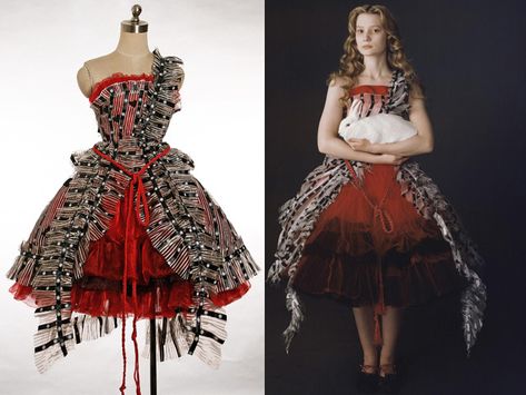 Alice In Wonderland Tim Burton, Alice Halloween, Alice In Wonderland Outfit, Red Kingdom, Alice Costume, Alice Cosplay, Alice In Wonderland Dress, Wonderland Dress, Alice In Wonderland Costume