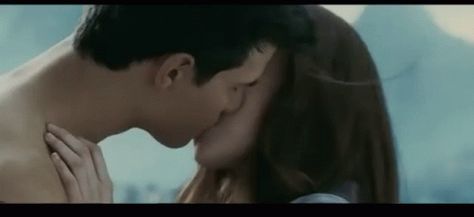 Jacob And Bella Kiss, Twilight Kiss, Couple Kiss In Bed, Jacob And Bella, Twilight Jacob, Scene Gif, Movie Kisses, Kiss Gif, Perfect Kiss