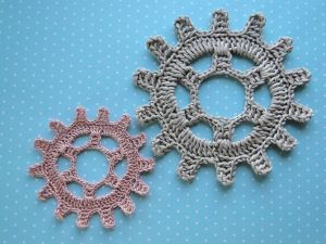 steampunk crochet gear free pattern from Crochet Leaf Applique Crochet Patterns, Steampunk Crochet, Flower Crochet Patterns, Pink Steampunk, Steampunk Patterns, Crochet Leaf, Crochet Embellishments, Penny Farthing, Crochet Motif Patterns