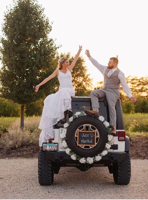 Jeep Wedding, Country Wedding Pictures, Must Have Wedding Photos, Wedding Photography Bride And Groom, Just Married Car, Best Wedding Photos, Pictures Couples, Wedding Champagne Glasses, Illinois Wedding