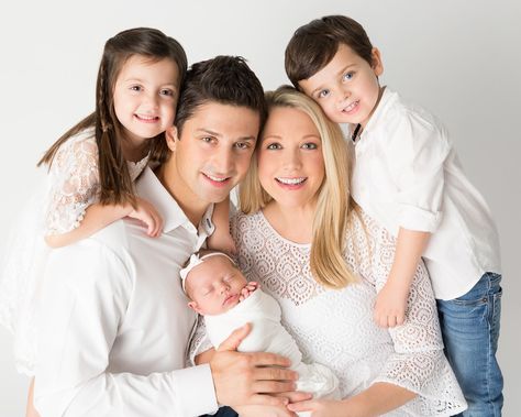 Family Pics With Newborn Older Siblings, Family Photo With Newborn And Siblings, Family Portraits Newborn, Three Siblings Photoshoot, 3 Siblings Photography Poses Newborn, Family Of 5 With Newborn, Newborn Family Of 5 Pictures, Studio Family Newborn Photos, Family Of 5 Picture Ideas With Newborn