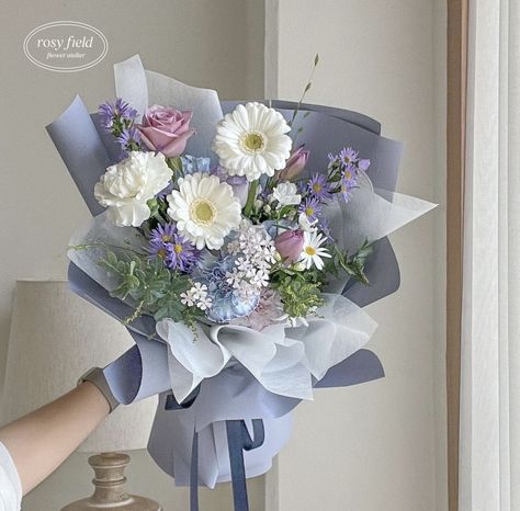 Korean Florist Aesthetic, Korean Boquets, Korean Flower Bouquet Aesthetic, Blue Pink Bouquet, Pink And Blue Flower Bouquet, Pink And Blue Bouquet, Ramos Aesthetic, Korean Bouquet, Graduation Flowers Bouquet