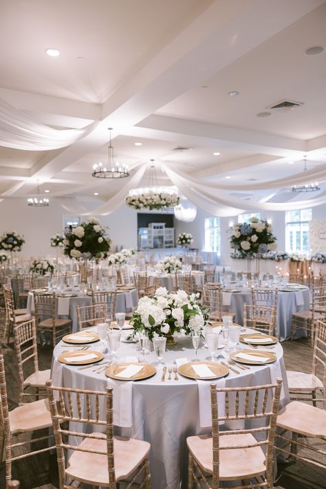 Classy Wedding Reception, Classic Ballroom Wedding, Minimalist Wedding Reception, Green Wedding Decorations, Wedding Theme Color Schemes, Classic Elegant Wedding, Dream Wedding Decorations, Elegant Wedding Reception, Wedding Venue Decorations