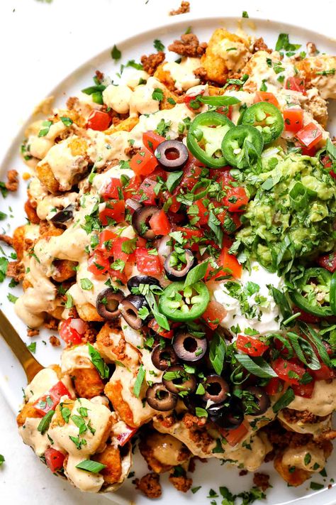 Totchos (Tater Tot Nachos) - Carlsbad Cravings Tater Tot Bar Toppings, Beef Totchos Recipe, Tater Tots Nachos, Tater Totchos, Chili Cheese Totchos, Totchos Tater Tots, Baked Tater Tots, Breakfast Nachos Tater Tots, Totchos Recipe