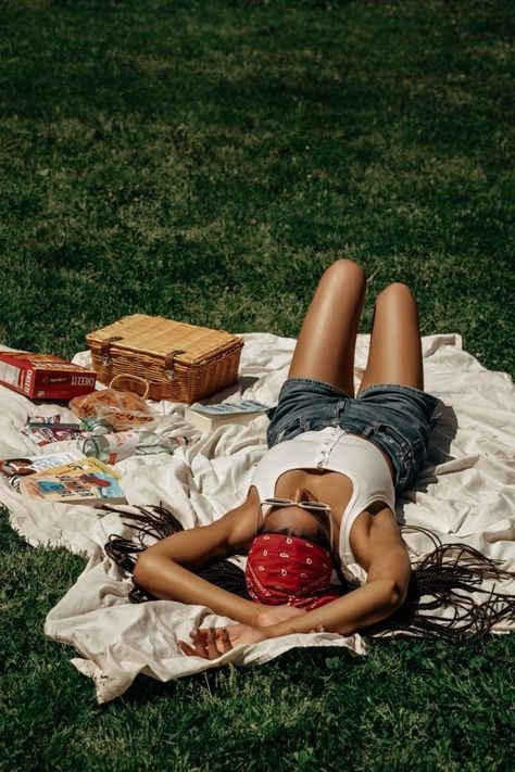 Picnic For One Aesthetic, Outside Summer Photoshoot, Aesthetic Picnic Photos, Spring Summer Photoshoot, Photoshoot Ideas For Clothes, Summer Garden Photoshoot, Photoshoot Ideas Outside Summer, Photoshoot Garden Ideas, Solo Picnic Aesthetic