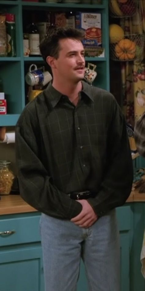 Martin Show 90s Outfits, 80s Casual Outfit Men, Chandler Friends Outfits, Chandler Bing Style, Mens Outfits 2024, 90s Dad Fashion, Chandler Outfits, 80s Casual Outfit, Chandler Bing Outfits