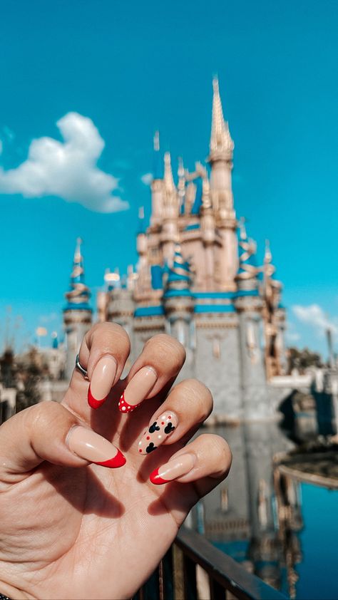 Disney Theme Acrylic Nails, Mickey Almond Nails, Disney Nail Designs French Tips, Disney Nails Oval, Mickey Inspired Nails, Acrylic Nails Disney Designs, Disneyworld Nails Acrylics, Cute Nails For Disney World, Christmas Disney Nails Simple