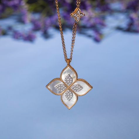 Flower Gold Trinkets, Roberto Coin Jewelry, Jewel Design, Jewelry Product Shots, Mangalsutra Design, Flower Earrings Gold, Mother Of Pearl Pendant, Princess Flower, Bracelet Diamond