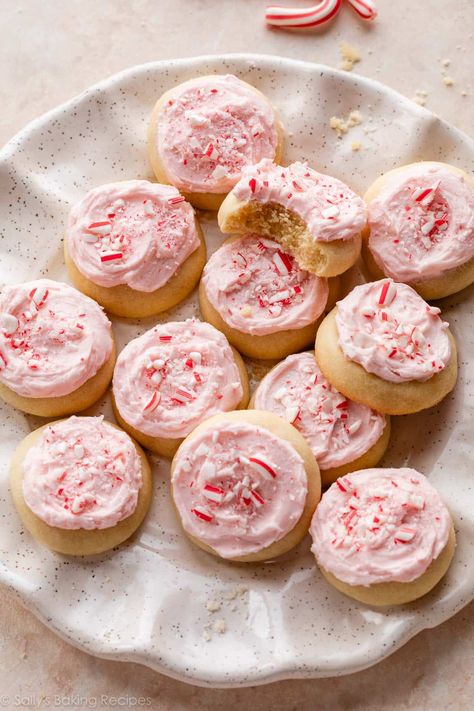 Irresistibly soft, buttery, and sweet, these peppermint meltaway cookies are a festive favorite during the holiday season. Their texture is so unique; it's a cross between a shortbread cookie and a cakey cookie, and they completely melt in your mouth. Don't forget that pretty pink candy cane buttercream! Christmas cookie recipe on sallysbakingaddiction.com Minty Christmas Desserts, Holiday Peppermint Cookies, Selling Christmas Cookies, Sally’s Baking Christmas Cookies, Joanna Gaines Christmas Cookies, Chocolate Peppermint Crumble Cookies, Crinkle Cookies Christmas, Christmas Cookie Unique, Peppermint Melt Aways Cookies