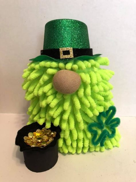 Duende Irish Gnomes St Patrick, St Patricks Decorations, St. Patrick's Day Diy, Fete Saint Patrick, St Patricks Crafts, Gnome Tutorial, Gnomes Diy, St Patrick's Day Decorations, St Patrick's Day Crafts