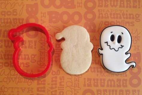 Ghost from Santa Face Cookie Cutter                                                                                                                                                     More Halloween Sugar Cookies Decorated, Postres Halloween, Halloween Cookies Decorated, Halloween Sugar Cookies, Ghost Cookies, Halloween Baking, Sugar Cookie Designs, Fall Cookies, Santa Cookies