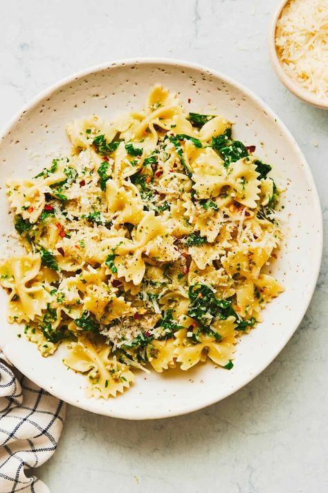 Creamy Kale Pasta Recipe - Pinch of Yum Kale Pasta Recipe, Creamy Kale, Garlic Kale, Kale Pasta, Pinch Of Yum, Butter Pasta, Kale Recipes, Bowtie Pasta, Vegetarian Pasta