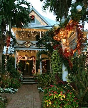 Lighted Inn Tour in Key West ~ The tours are now in their 10th year and feature four beautifully decorated island inns each evening. Key West Christmas, Key West Vacations, Southern Christmas, South Beach Hotels, Coastal Holiday, Beachy Christmas, Tropical Christmas, Florida Girl, Holiday Calendar