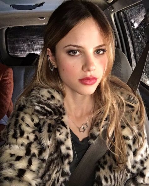 Halston Sage (@halstonsage) | Twitter Halston Sage, I Love Horses, Love Horses, 80s Movies, Pretty Eyes, Oatmeal Cookies, Maquillaje De Ojos, Pretty People, Storytelling