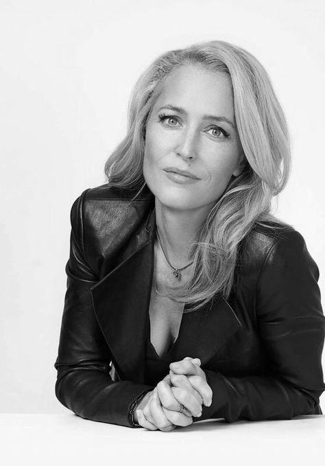 Gillian Anderson Gillian Anderson Black And White, Gillian Anderson Style, Painting Famous, Dana Scully, Pretty Females, Gillian Anderson, Girl Crushes, Doja Cat, White Photo