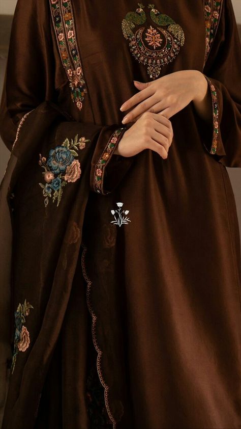 Velvet Dress Designs, Collection Ideas, Pakistani Fashion Casual, Kurti Embroidery Design, Pakistani Dresses Casual, Pakistani Fashion Party Wear, Salwar Kamiz, Kurti Designs Party Wear, Kurta Designs Women