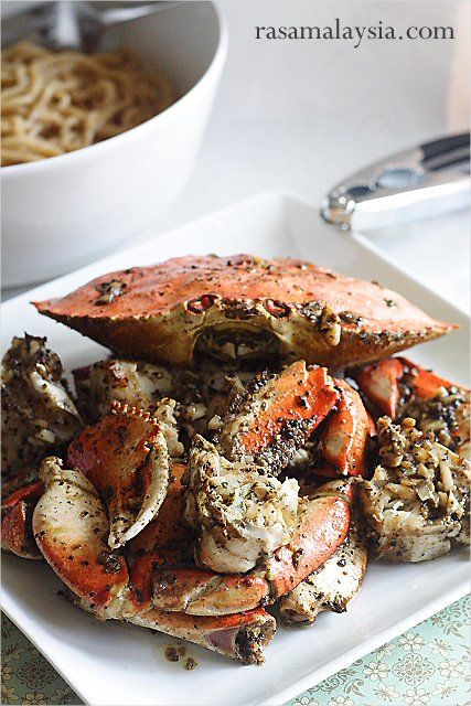 Roasted Crab, Crab Recipes Easy, Garlic Noodles Recipe, Crab Dishes, Thanh Long, Rasa Malaysia, Garlic Noodles, Crab Recipes, Hawaiian Food