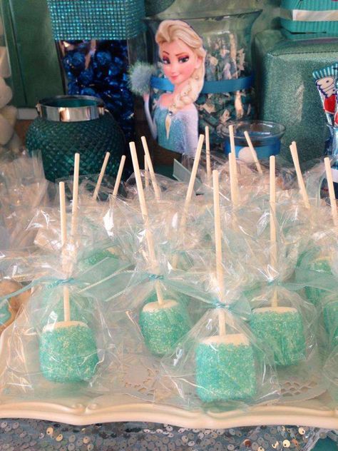 Frozen | CatchMyParty.com, frozen marshmallow pops: marshmallows, white chocolate, sprinkles Disney Frozen Birthday Party Ideas, Lego Cake Pops, Winter Wonderland-party, Frozen Birthday Party Ideas, 4de Verjaardag, Frozen Bday Party, Disney Frozen Birthday Party, Disney Frozen Party, Frozen Birthday Theme