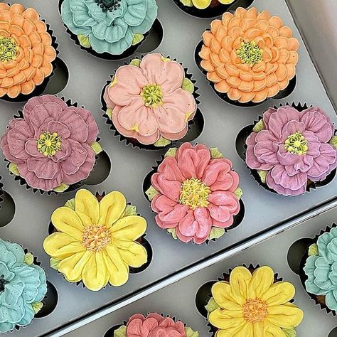 Wedding Cupcakes Colorful, Wild Flower Wedding Cupcakes, Wild Flower Cupcakes, Wildflower Cupcakes, Easy Easter Cupcakes, Easter Cupcakes Easy, Cupcake Piping, Swiss Buttercream, Bee Cake