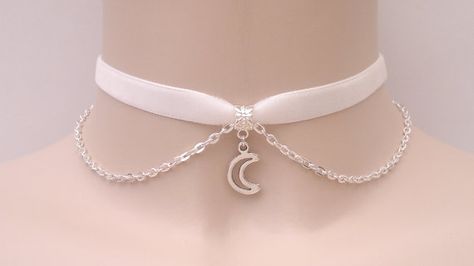 Cute Outline Crescent MOON Charm With SP Chain by TwirlyTrinkets, £3.99 Diy Choker, White Choker, Idee Cosplay, Seni 3d, Grunge Goth, Jairzinho, Choker Collar, Moon Charm, Glass Heart