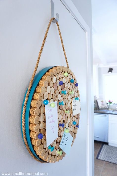 Wine Cork Board, Diy Cork Board, Diy Cork, Wine Cork Diy Crafts, Kerajinan Diy, Wine Cork Projects, Cork Crafts Diy, Wine Cork Diy, Wine Cork Art