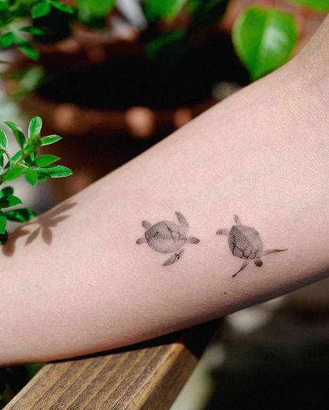 Turtle Butterfly Tattoo, Wrist Turtle Tattoo, Three Turtles Tattoo, Turtle Tattoo Placement, Tiny Tattoo Turtle, Small Tattoos Turtle, Minimalist Turtle Tattoo Design, Small Turtle Tattoo Minimalist, Simple Sea Turtle Tattoo