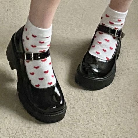 Dr Shoes, Kleidung Diy, Rory Gilmore, Shoe Inspo, Aesthetic Shoes, Swag Shoes, Red Hearts, Mode Inspo, Pretty Shoes