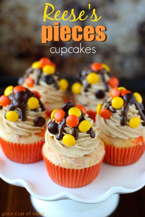 Reeses Pieces Cupcakes Reeses Cakes, Mm Cupcakes, Reeses Desserts, Cup Of Cake, Cake Mix Cupcakes, Reese's Pieces, Peanut Butter Frosting, Chocolate Cake Mixes, Yummy Cupcakes