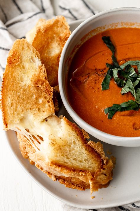 Creamy Tomato Cheddar Soup - Cooking with Cocktail Rings Tomato Cheddar Soup, Tomato Soup Grilled Cheese, Cheddar Soup Recipe, Cup Of Soup, Grilled Cheese Recipes, Cheddar Soup, Cheese Sandwich, Grilled Cheese Sandwich, Soup And Sandwich