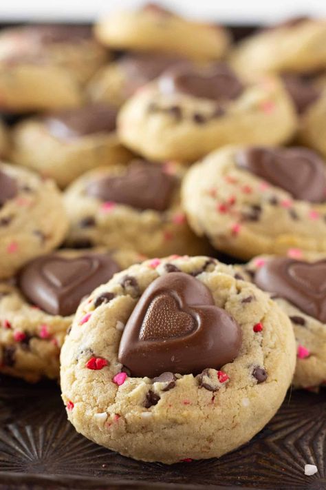 Valentine's Day Chocolate Chip Cookies Recipe - Practically Homemade Valentines Day Chocolate Chip Cookies, Cookie Valentines, Practically Homemade, Valentine's Day Chocolate, Valentines Baking, Best Holiday Cookies, Best Chocolate Chip Cookies Recipe, Valentines Day Chocolates, Chocolate Chip Cookies Recipe