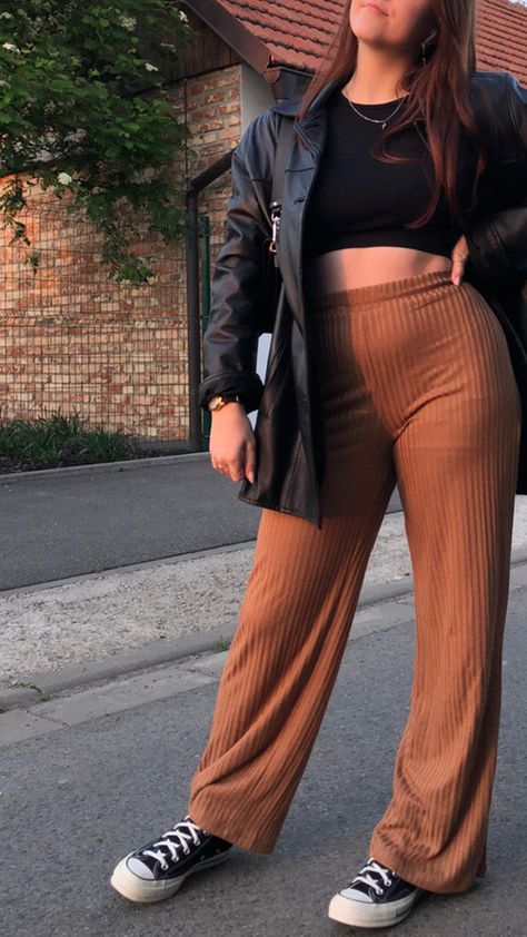 Brown Ribbed Pants Outfit, Ribbed Pants Outfit, Ribbed Pants, Black Converse, Leather Jacket Outfits, Brown Pants, Black Leather Jacket, Outfit Casual, Black Jacket